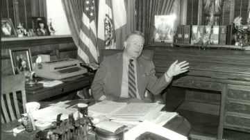 Art Snyder   en su  oficina cuando era miembro  del Concejo Municipal de Los Ángeles.