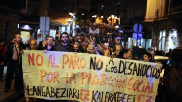 Residentes de Barakaldo, norte de España, protestan contra los desahucios.