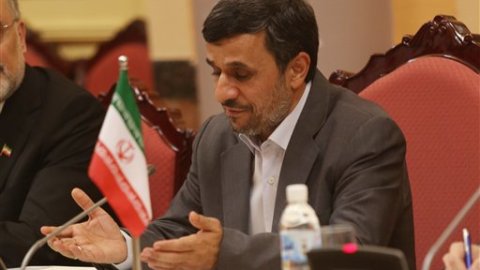 El presidente de Irán, Mahmoud Ahmadinejad, tendría que soportar las nuevas medidas que se agregarían a las duras sanciones contra la industria petrolera que el país ya tiene.