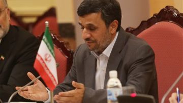 El presidente de Irán, Mahmoud Ahmadinejad, tendría que soportar las nuevas medidas que se agregarían a las duras sanciones contra la industria petrolera que el país ya tiene.