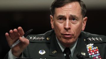 David Petraeus renunció al cargo de Director de la CIA, por por haber engañado a su mujer.