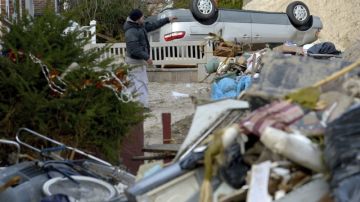 Varios trabajadores retiraban escombros causados por el huracán Sandy ayer en Rockaway Park, Nueva York.