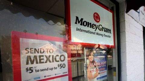 Numerosos inmigrantes latinoamericanos utilizan los servicios de MoneyGram para eviar remesas a sus familiares.