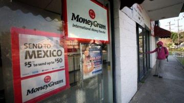 Numerosos inmigrantes latinoamericanos utilizan los servicios de MoneyGram para eviar remesas a sus familiares.
