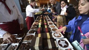 Consumidores prueban distintos tipos de chocolates en la International Salon des Chocolatiers et du Chocolat, en Suiza.