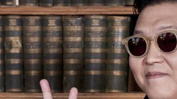 El músico surcoreano Psy (c) de visita en  la Universidad de Oxford, Reino Unido, el pasado 7 de noviembre..