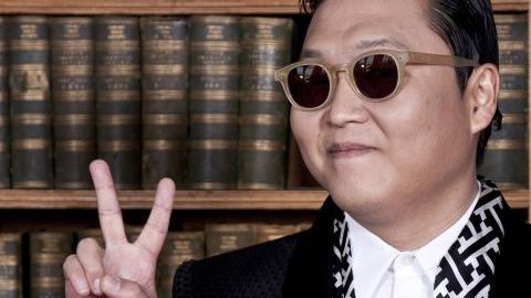 El músico surcoreano Psy (c) de visita en  la Universidad de Oxford, Reino Unido, el pasado 7 de noviembre..