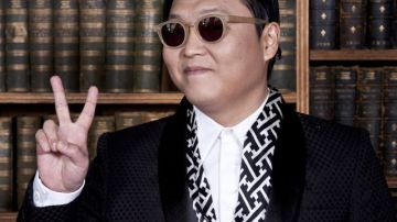 El músico surcoreano Psy (c) de visita en  la Universidad de Oxford, Reino Unido, el pasado 7 de noviembre..