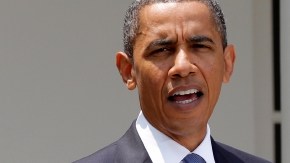 El presidente de EEUU, Barack Obama, acompañado por el General retirado David Petraeus.