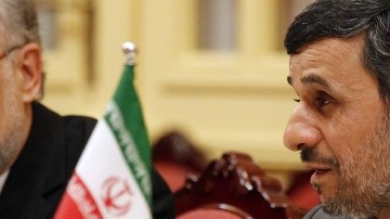 El presidente iraní, Mahmud Ahmadineyad, se reúne con su homólogo vietnamita, Truong Tan Sang, en Hanoi (Vietnam), ayer.