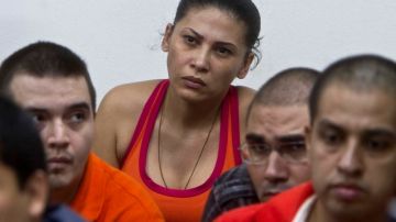 La mexicana Raquel Alatorre Correa (centro), sentada con los demás del grupo de mexicanos, acusados de varios cargos de narcotráfico.