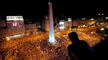 Un hombre observa la multitud de manifestantes contra Cristina Fernández en una de las plazas de Buenos Aires.