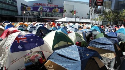Fanáticos de la saga "Twilight" acampan cerca del Teatro Nokia, en Los Ángeles, para el estreno de “Breaking Dawn, Part 2”.