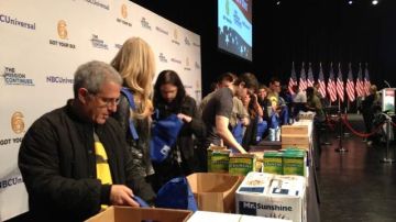 Grupos de veteranos  de guerra se ofrecieron como voluntarios para  llenar mochilas con alimentos para niños  en las escuelas.