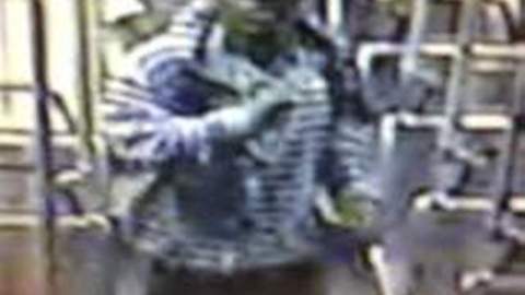 Imagen tomada de un video muestra al sospechoso del abuso. (Mejor calidad posible)
