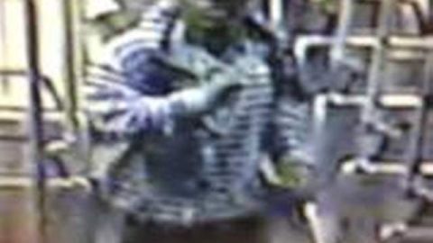 Imagen tomada de un video muestra al sospechoso del abuso. (Mejor calidad posible)