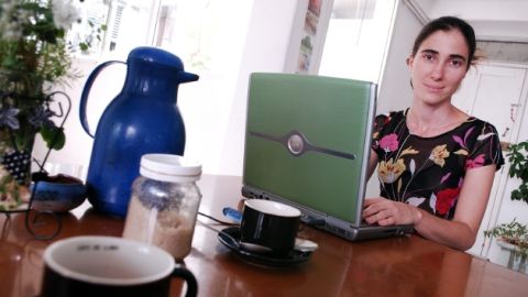 La cubana Yoani Sánchez, autora del blog 'Generación Y', fue nombrada el jueves vicepresidenta de la Comisión de Libertad de Prensa de la SIP, y también ese mismo día fue liberada por la Policia del régimen castrista.