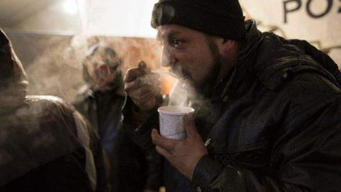 Benny Roman, un voluntario de 30 años residente de Rockaway Park, en el barrio de Queens en Nueva York, se calienta mientras come sopa en el centro comunitario Yana (You are Never Alone), donde los miembros de Occupy Sandy están distribuyendo ayuda.