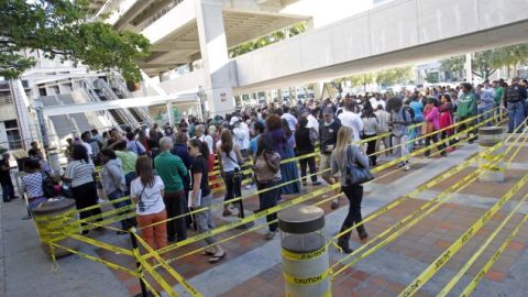 Electores esperan en línea para ejercer su derecho, durante el último día de la votación temprana en Miami, el pasado 3 de noviembre de 2012.