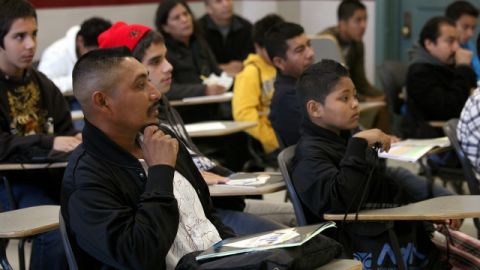 Kenneth Muñoz (d) con su padre  Ramon Muñoz (i), está  atento durante el taller de ayuda estudiantil para el  futuro.