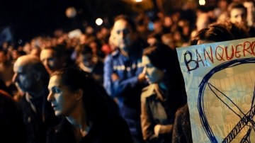 Varias personas participaban el viernes en el norte de España en una protesta en contra de los desalojos.