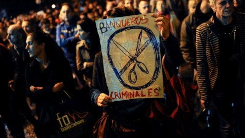 Varias personas participaban el viernes en el norte de España en una protesta en contra de los desalojos.