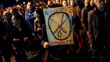 Varias personas participaban el viernes en el norte de España en una protesta en contra de los desalojos.