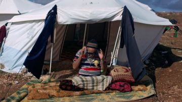Un anciano sirio que se vio forzado a dejar su hogar por  la violencia hace una oración en un campamento en la frontera con Turquía.