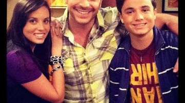 Ismael La Rosa (centro)  interpreta a Jaime Calderón, el papá de dos de los protagonistas de la serie de Nickelodeon.