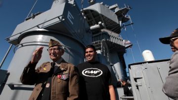 Veterano de la Segunda Guerra Mundial Manuel Quintana (L), de 90 años, visita el USS IOWA con su familia.