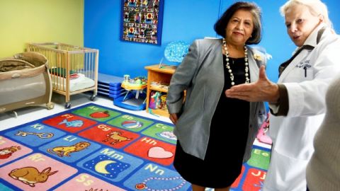 La Supervisora Gloria Molina y la directora del centro infantil y del programa de prevención de violencia, Dra. Astrid Heger son las mujeres detrás del projecto.