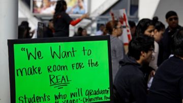 Victoria Huerta grita a todo pulmón durante una protesta contra las altas tarifas universitarias. Los recortes han obligado a los centros a rechazar a miles de alumnos.