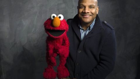 Kevin Clash junto a Elmo, que hasta hoy fue su inseparable herramienta de trabajo.