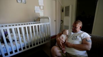 Arthur Lute, exsoldado que vivió en la calle 15 meses, carga a su hijo Evan de cinco meses en Chula Vista. La cantidad de veteranos de las Fuerzas Armadas sin hogar cayó un 12% entre 2010 y 2011 a 67,497.