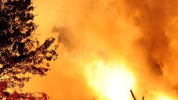 Bomberos trabajan en la escena de una explosión que mató a dos personas y destruyó  tres decenas de casas, en Indianápolis.