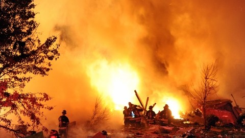 Bomberos trabajan en la escena de una explosión que mató a dos personas y destruyó  tres decenas de casas, en Indianápolis.