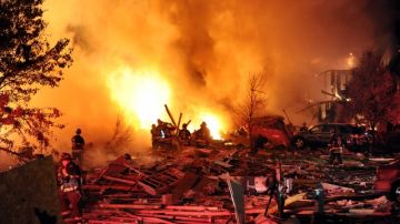 Bomberos trabajan en la escena de una explosión que mató a dos personas y destruyó  tres decenas de casas, en Indianápolis.
