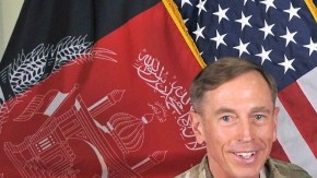 David Petraeus (izq.) con la autora Paula Broadwell, posando ante las cámaras en una locación no descrita en Afganistán.