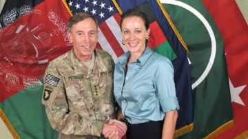 David Petraeus (izq.) con la autora Paula Broadwell, posando ante las cámaras en una locación no descrita en Afganistán.