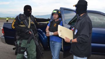 Policias judiciales venezolanos escoltan al presunto capo de las drogas Daniel 'El Loco Barrera', en el comando Regional No. 1 de la Guardia Nacional, en Venezuela.