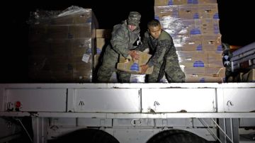 Soldados del Ejército guatemalteco descargan un avión que llegó de Venezuela con ayuda para las víctimas del terremoto anterior.