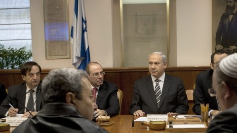 El primer ministro israelí, Benjamin Netanyahu, (c), junto a su gabinete, dice que Israel está listo para golpear fuertemente a los militantes de Hamás.
