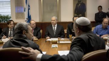 El primer ministro israelí, Benjamin Netanyahu, (c), junto a su gabinete, dice que Israel está listo para golpear fuertemente a los militantes de Hamás.