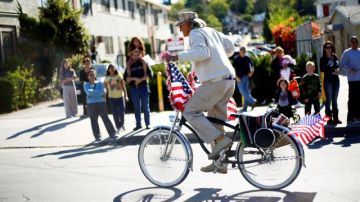 Banderas con los colores rojo, blanco y azul decoraban una bicicleta que desfiló  ayer por el Bulevar York como parte del desfile anual del Noreste de LA, por Eagle Rock y Highland Park.