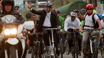 El mandatario recorrió unos seis kilómetros desde el palacio de gobierno acompañado de un centenar de ciclistas.