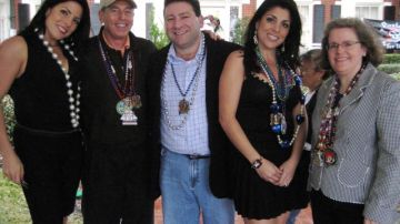 Natalie Khawam (i), el Gen. David Petraeus, Scott y Jill Kelley y Holly Petraeus en Tampa, Florida el 30 de enero del 2010.