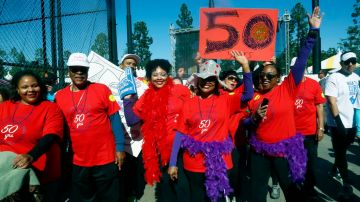 Miles de personas participaron en la caminata anual Walk to Cure Diabetes en Los Ángeles.