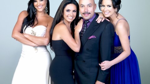 Lupillo Rivera entre Gaby Espino, Penélope Menchaca y Samia, presentadores de 'Yo me llamo'.
