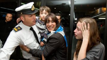 Un marino de la Armada Argentina, integrante de la tripulación de la fragata Libertad, cuando era recibido por sus familiares.