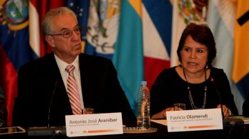 El representante de la OEA en México, Antonio José Anibar, y la coordinadora del Comité de Expertos del MESECVI, Patricia Olamendi.